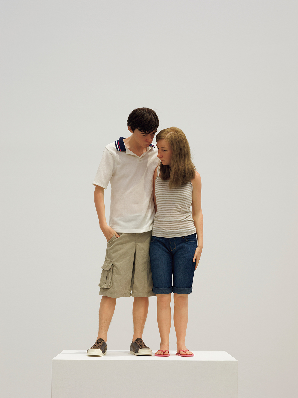 『若いカップル』2013年 所蔵:ヤゲオ財団コレクション(台湾) 展示風景:「ロン・ミュエク」韓国国立現代美術館ソウル館、2025年 Photo:ナム・キヨン 画像提供:カルティエ現代美術財団、韓国国立現代美術館