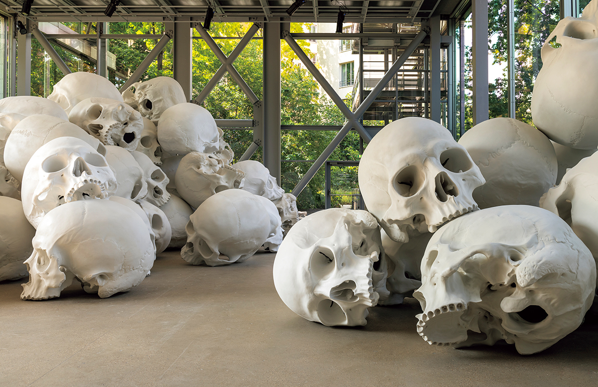 『マス』2016-2017年 所蔵:ビクトリア国立美術館(オーストラリア、メルボルン)、2018年フェルトン遺贈 展示風景:「ロン・ミュエク」カルティエ現代美術財団、2023年 Photo:© Marc Domage