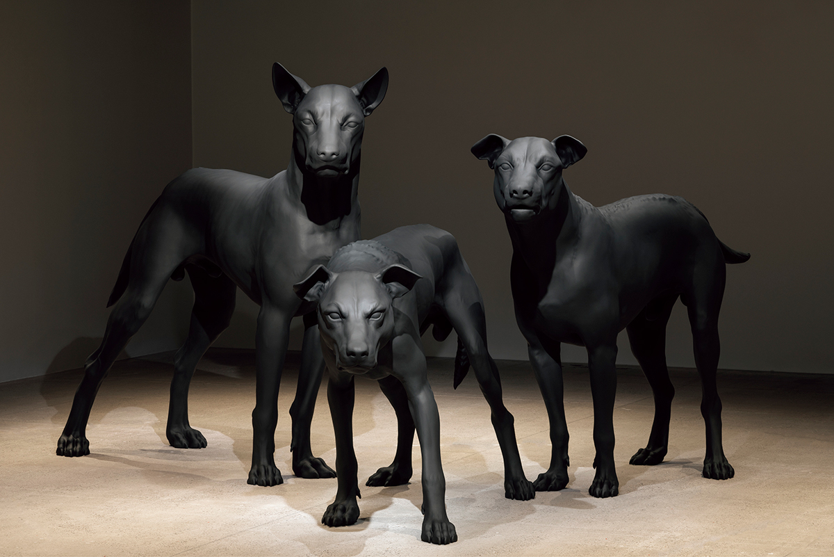 『アン・ガルド』2023年 Courtesy Thaddaeus Ropac 展示風景:「ロン・ミュエク」カルティエ現代美術財団、2023年 Photo:© Marc Domage