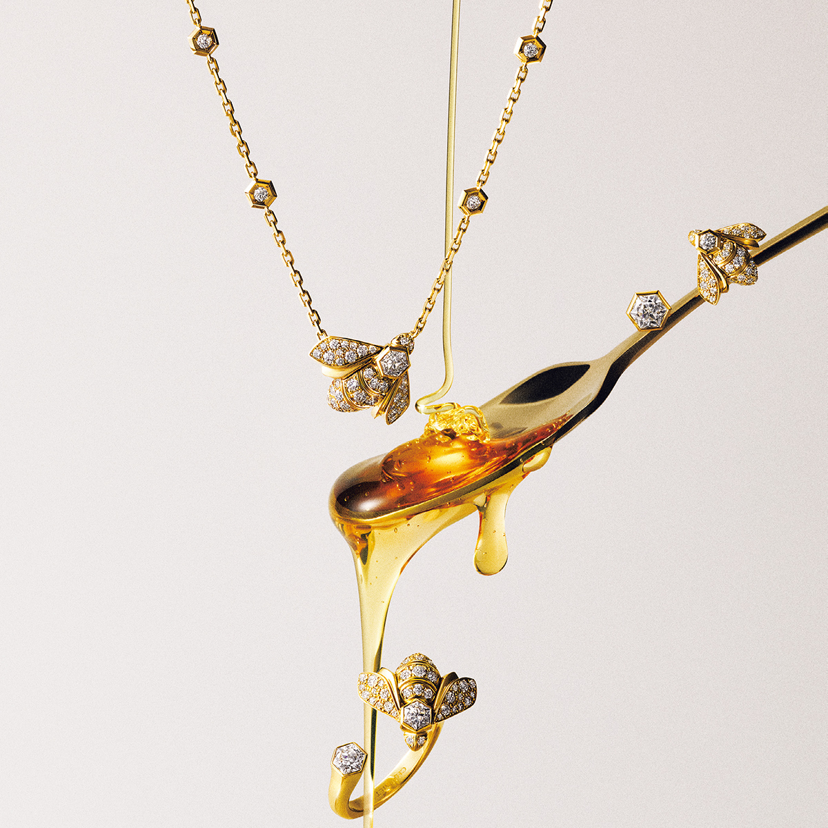 自然が紡ぐ、 無限の愛のかたち。ショーメのアイコンコレクション「Bee de Chaumet」