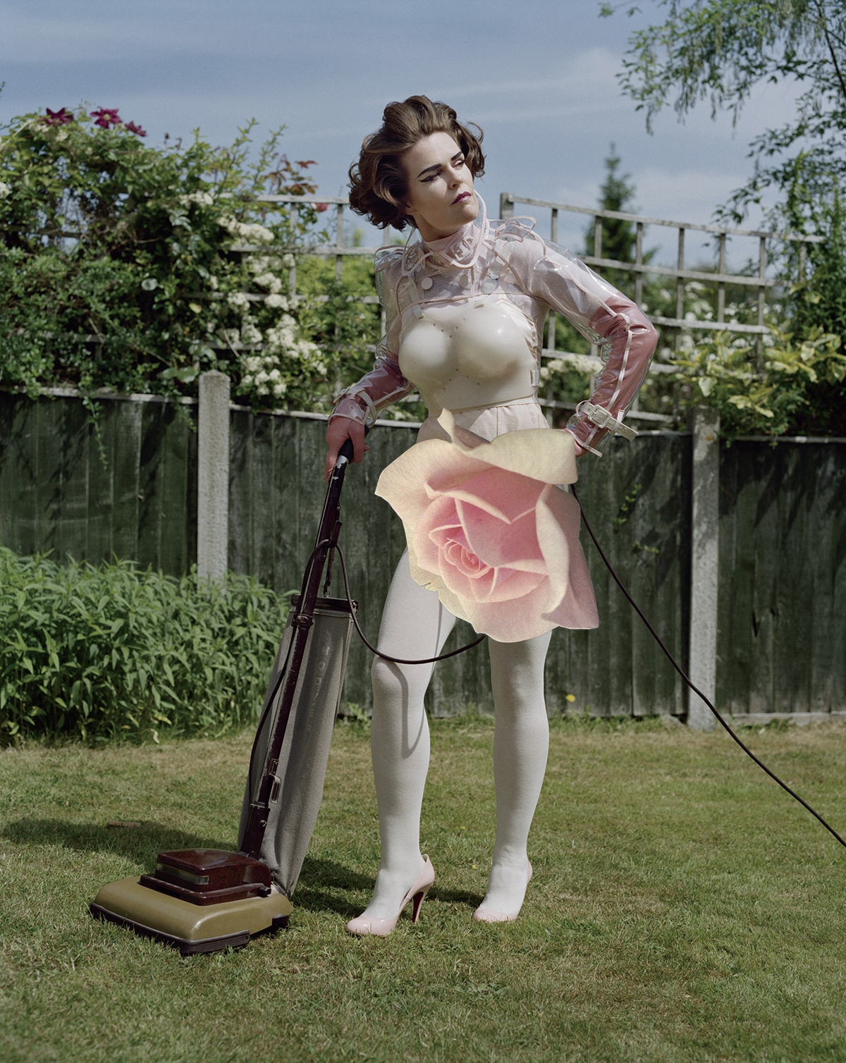 『Oh Grateful Colours, Bright Looks Ⅲ』2009年　Photo：Tim Walker　自身が被写体の写真にモンタージュを施した作品。　Courtesy of the artist and Modern Art © Linder