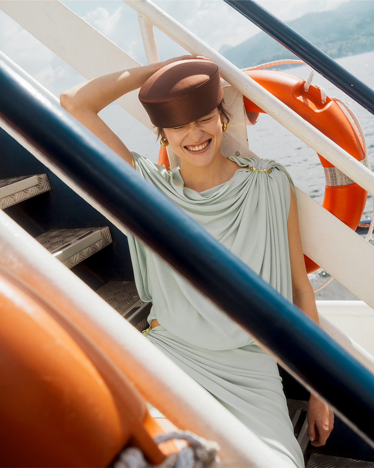 トップ　スカート ともに参考商品／Sportmax（マックスマーラ ジャパン）　ハット／Emily Headwear　イヤリング￥97,500／Tom Wood（トムウッド 青山店）