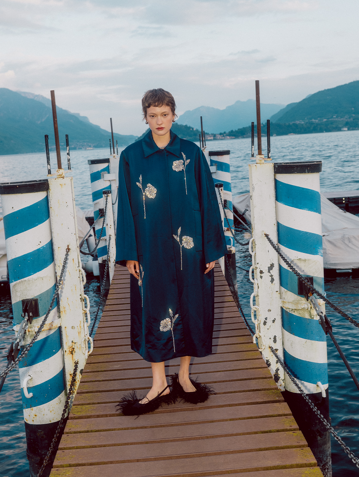 コート シューズ／ともにErdem　イヤリング￥83,100　ネックレス￥639,900／ともにTom Wood（トムウッド 青山店）