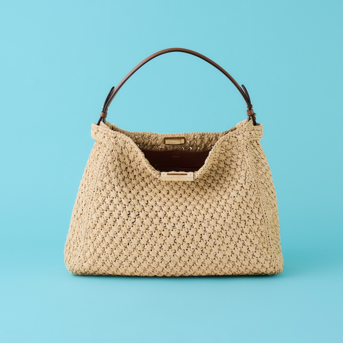 バッグ(H32×W43×D17cm)¥737,000/Fendi(フェンディ ジャパン 0120-001-829)