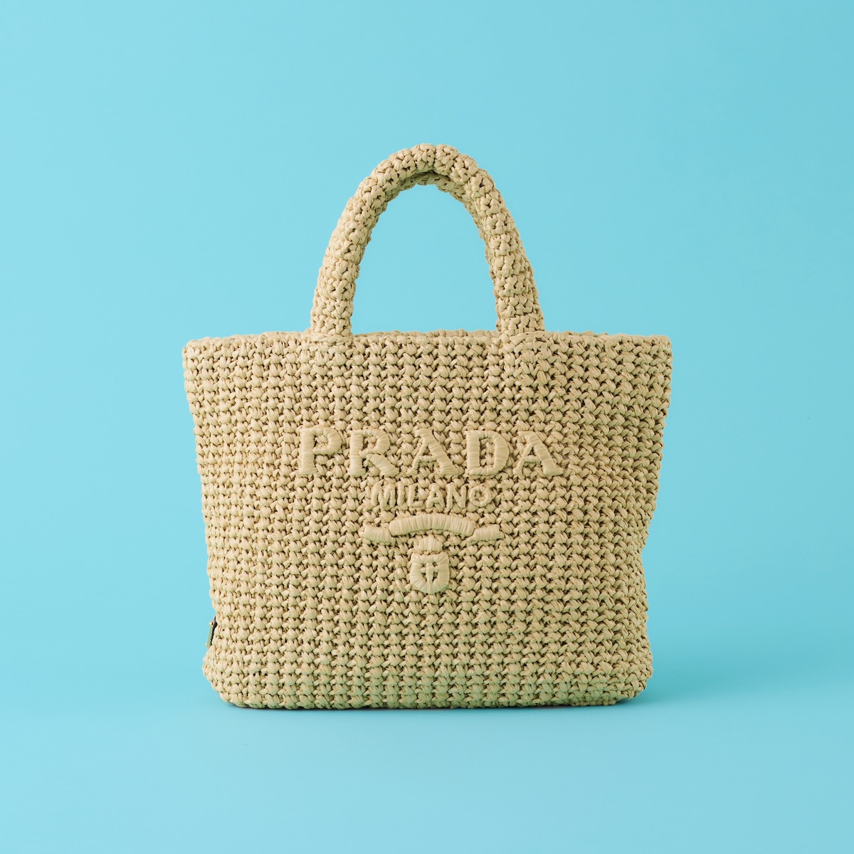 バッグ(H24×W24×D8cm)¥258,500/Prada(プラダ クライアントサービス 0120-45-1913)