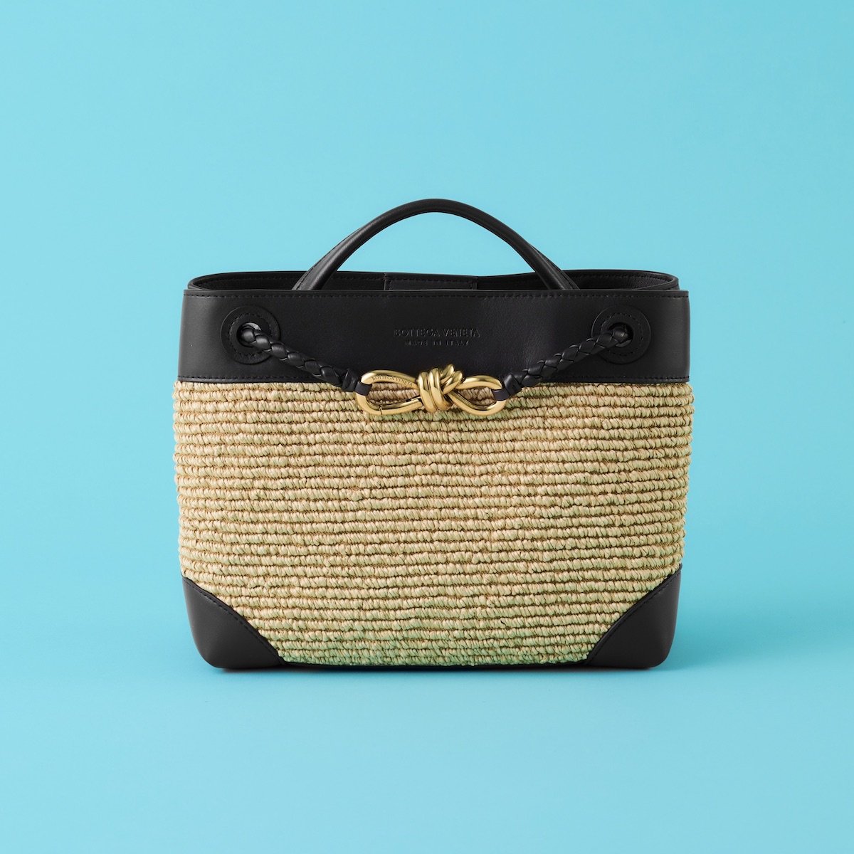 バッグ(H20×W25×D10cm)¥704,000/Bottega Veneta(ボッテガ・ヴェネタ ジャパン 0120-60-1966)