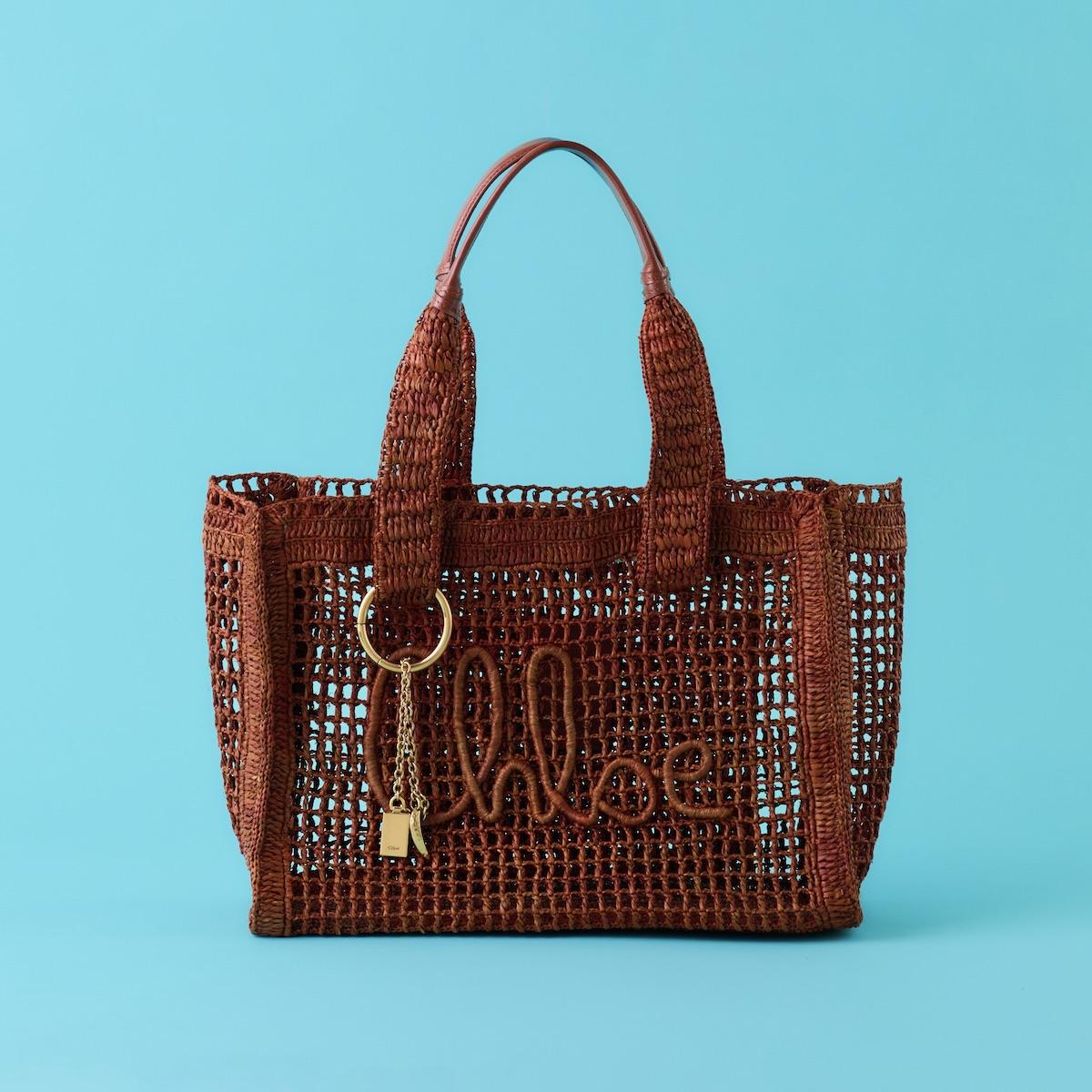 バッグ(H26×W37×D13.5cm)¥227,700/Chloé(クロエ カスタマーリレーションズ 03-4266-3883)