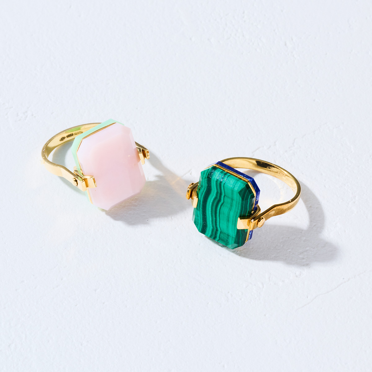 リング〈右〉¥167,200 〈左〉¥150,700/ともにAliita(三喜商事 03-6426-5481)