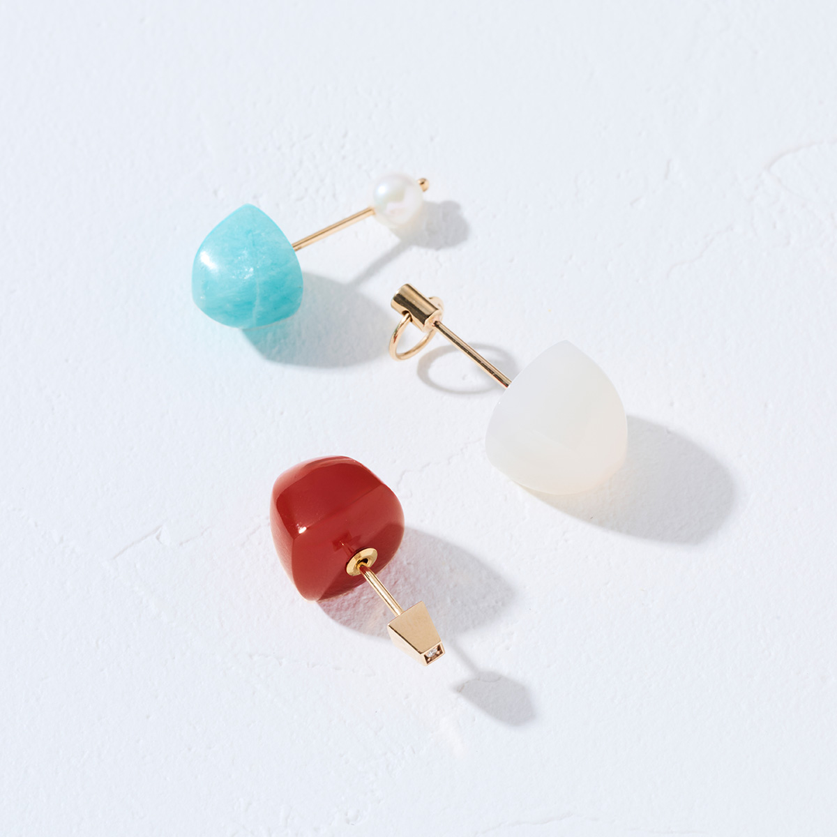 〈上〉ピアスモチーフ¥38,500 ピン¥28,600 〈中〉ピアスモチーフ¥31,900 ピン¥53,900 〈下〉ピアスモチーフ¥31,900 ピン¥49,500/すべてHirotaka(ヒロタカ 表参道ヒルズ 03-3478-1830)