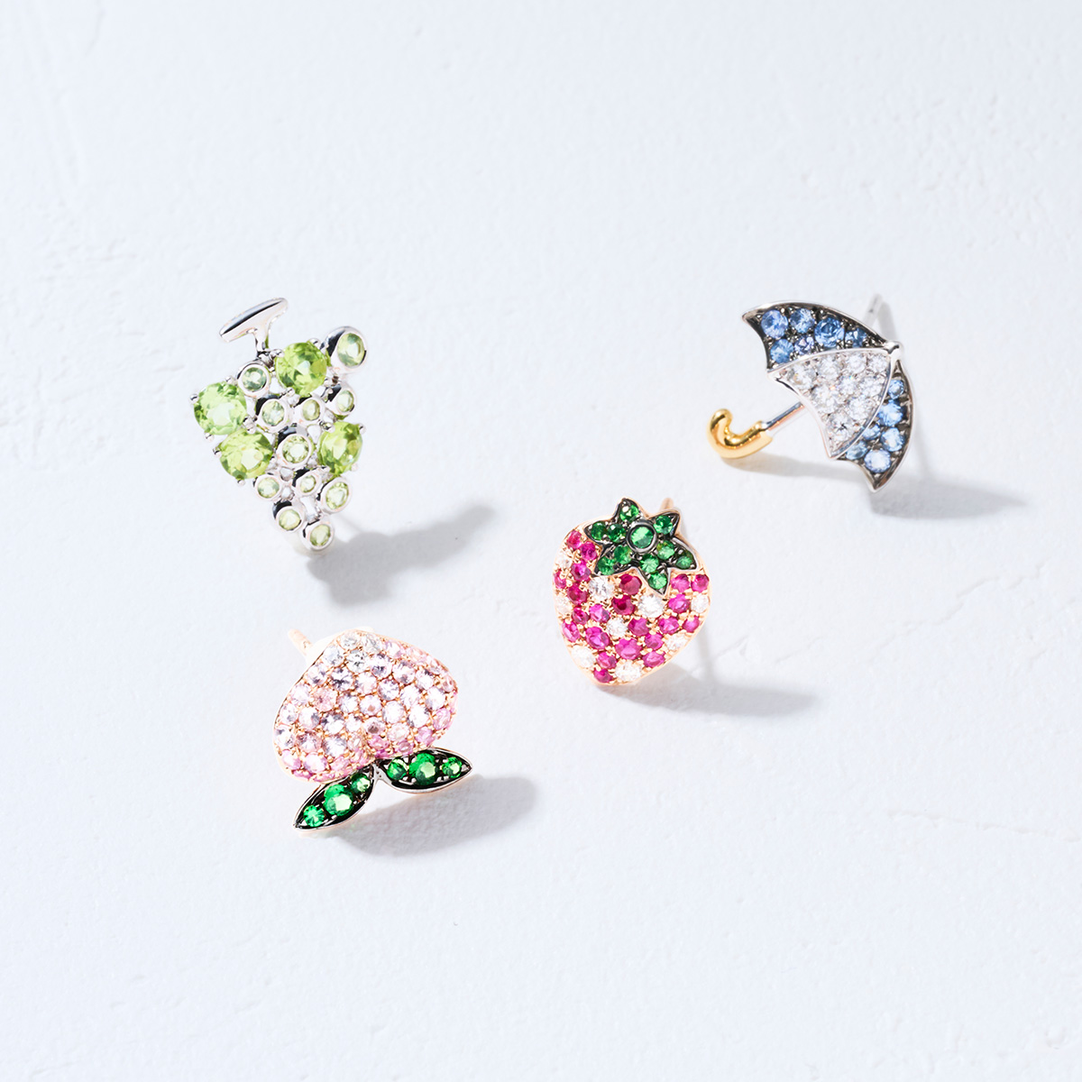 ピアス〈雨の日〉¥271,700 〈イチゴ〉¥300,300 〈もも〉¥332,200 〈シャルドネ〉¥266,200/すべてBijou de M(ビジュードエム六本木ヒルズ 03-6271-5353)