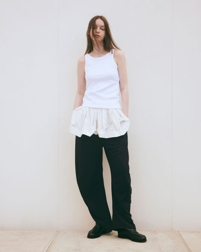 THIRD MAGAZINE × Kei Shirahata  4WAYペプラムタンクトップ ￥25,300 カーヴィスウェットパンツ ¥29,700