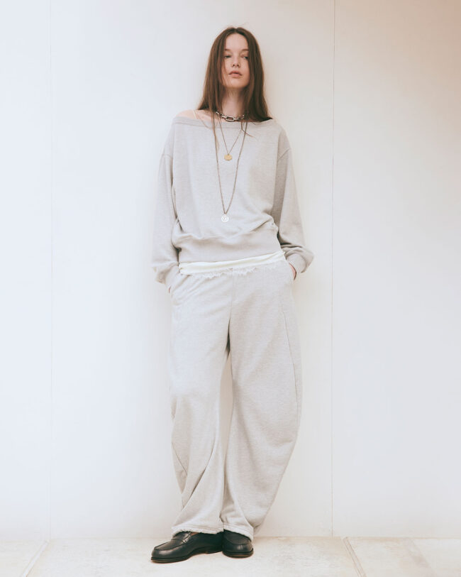 THIRD MAGAZINE × Kei Shirahata オフショルダースウェット ¥25,300 カーヴィスウェットパンツ ¥29,700