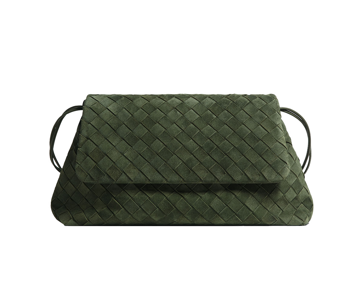バッグ（W33×H19×D8cm）￥539,000／Bottega Veneta（ボッテガ・ヴェネタ ジャパン 0120-60-1966）