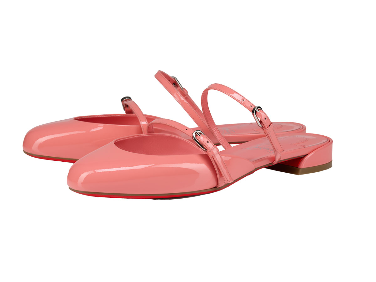 サンダル ￥132,000／Christian Louboutin（クリスチャン ルブタン ジャパン 03-6804-2855）