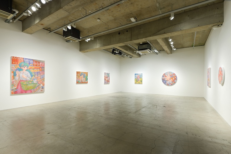 展示風景より。Photo: KOZO TAKAYAMA　©2026 Tomoyumi/Kaikai Kiki Co., Ltd. All Rights Reserved.Courtesy of Kaikai Kiki Gallery