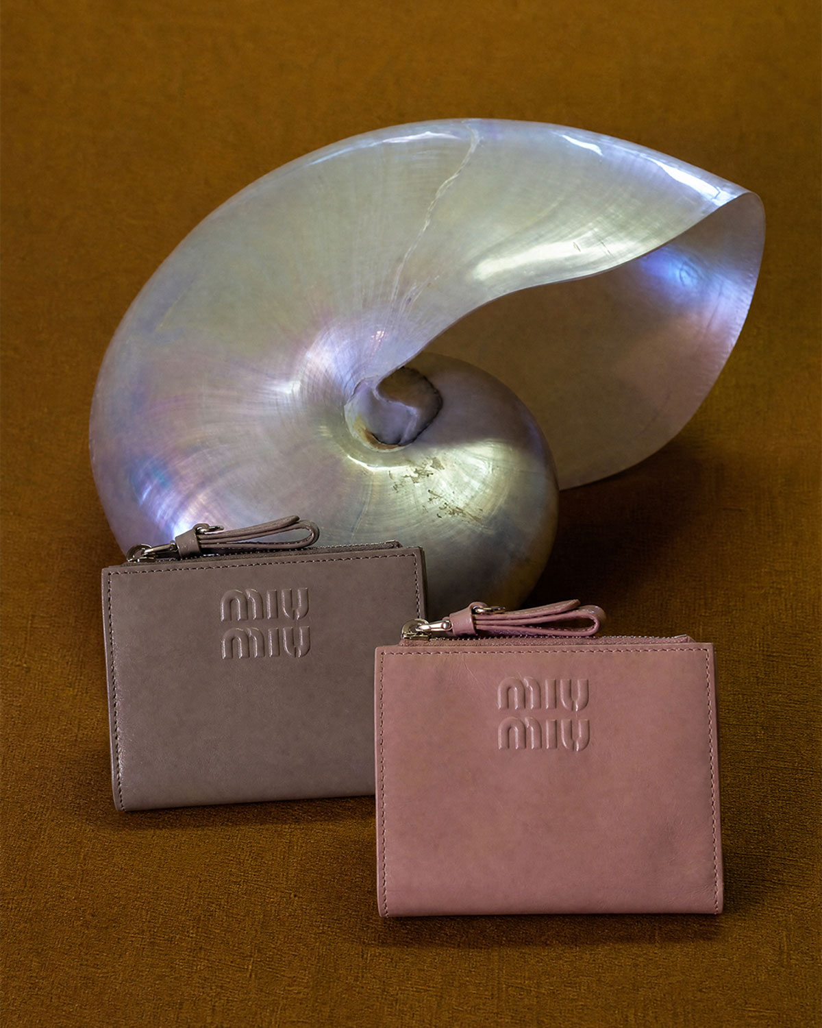 ウォレット（H8.5cm×W11.5cm）右: ロージーブラッシュ（日本限定色）各¥93,500