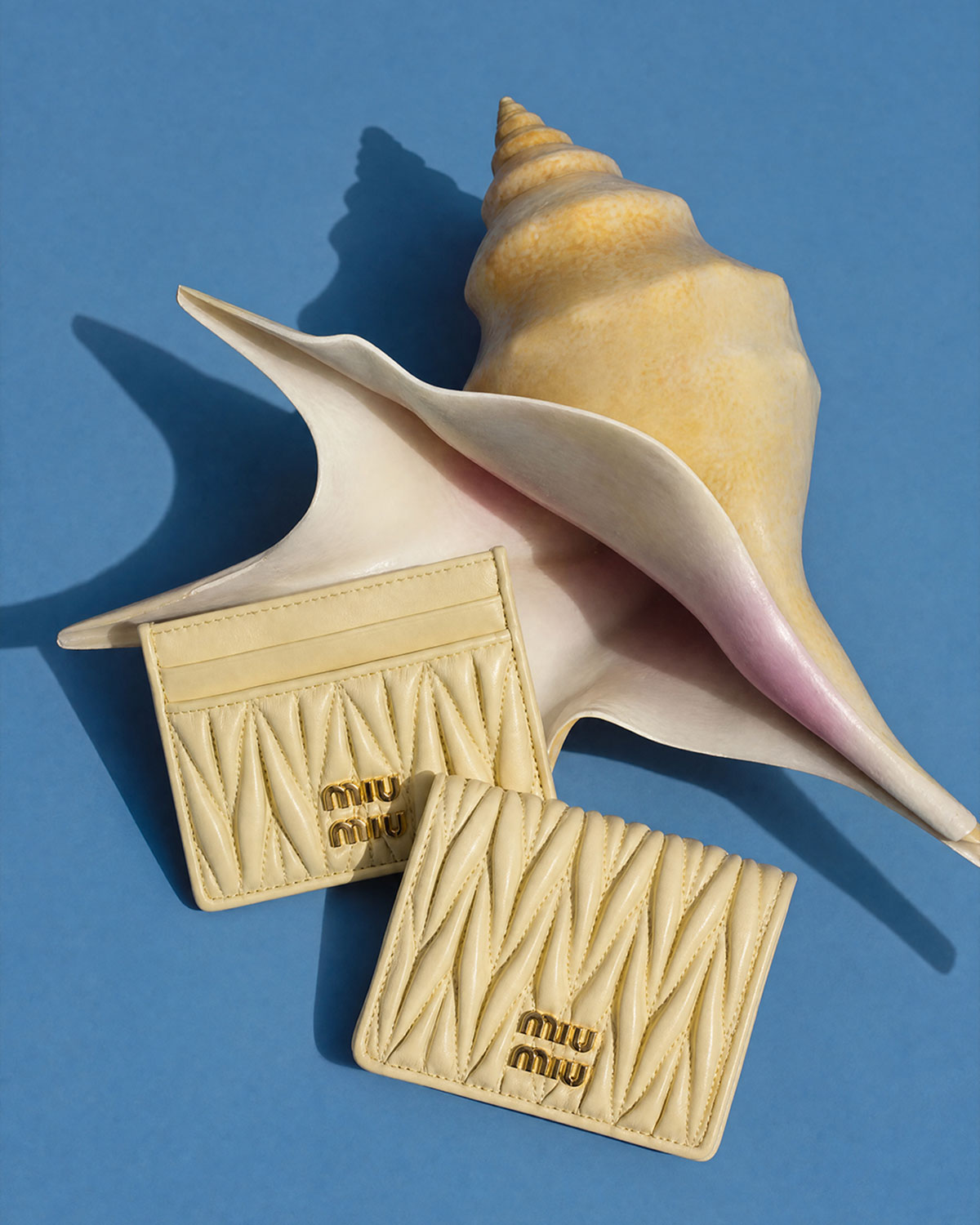 カードケース（H8cm×W10.5cm）¥59,400　ウォレット（H9.5cm×W10.5cm×D3.8cm）¥84,700 クリーム（新色・日本先行発売）