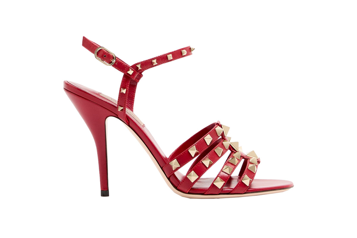 サンダル ヒール10cm ￥176,000／Valentino Garavani（ヴァレンティノ インフォメーションデスク 03-6384-3512）