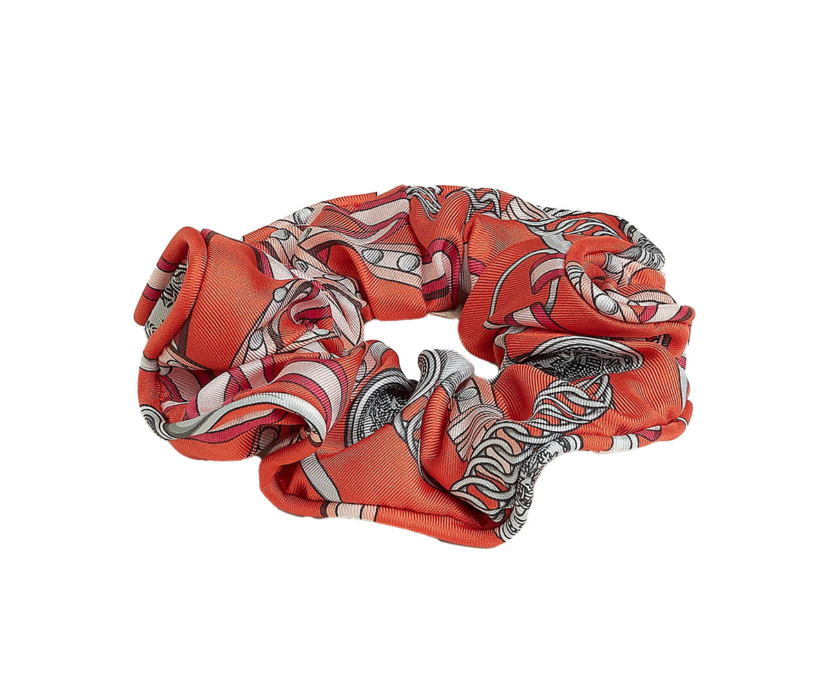 シュシュ￥72,600／Hermès（エルメスジャポン 03-3569-3300）©Hermès