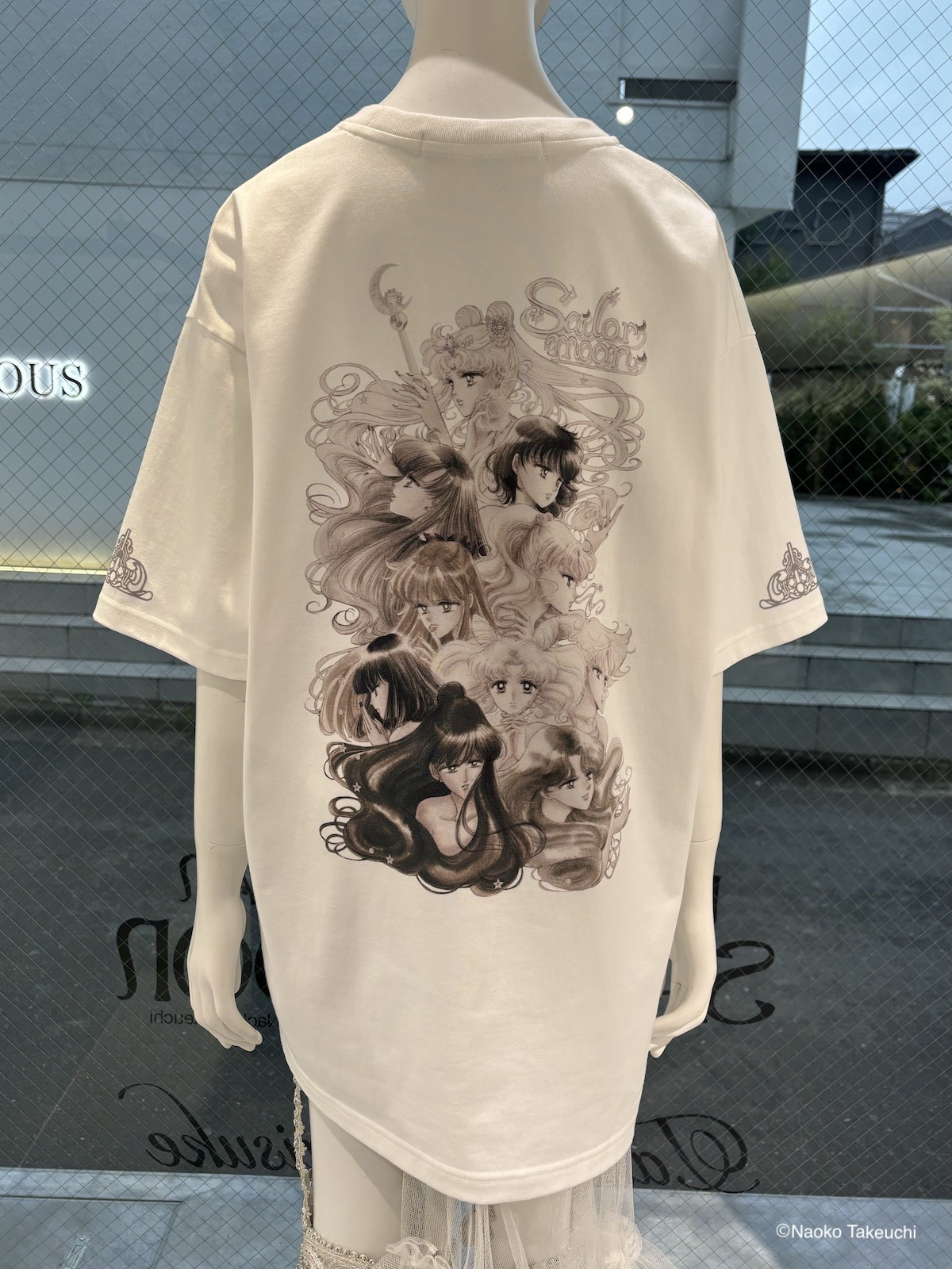 原作ならではの繊細なタッチや柔らかなグラデーションを生かしながら落ち着いたカラーリングで仕上げることで、大人も取り入れやすい一着に。