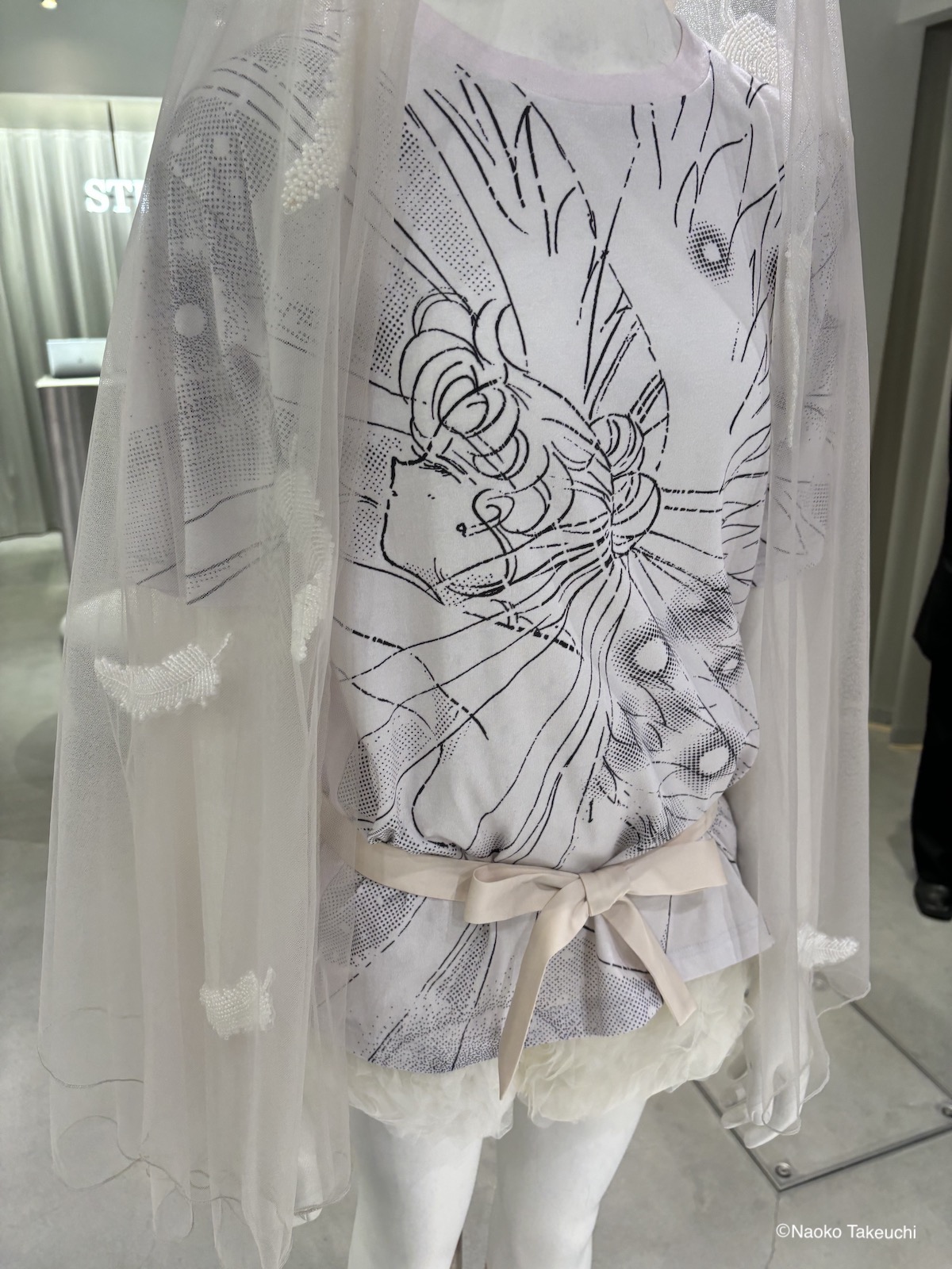 STUDIOUS 表参道店にて展示されたコラボレーションTシャツ