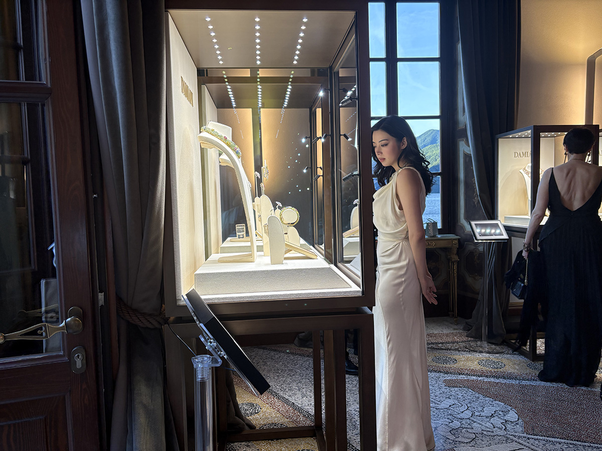美術品のように展示されたハイジュエリーを真剣に見つめる池田エライザさん