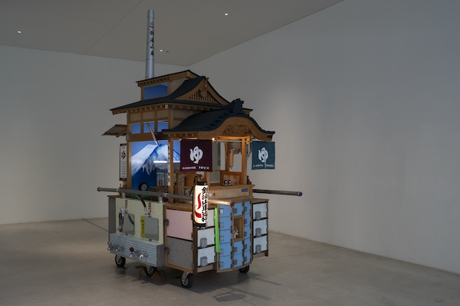 銭湯山車巡行部『銭湯山車』2021-
「路上、お邪魔ですか？」展示風景　金沢21世紀美術館　2026
撮影：森田兼次　提供：金沢21世紀美術館