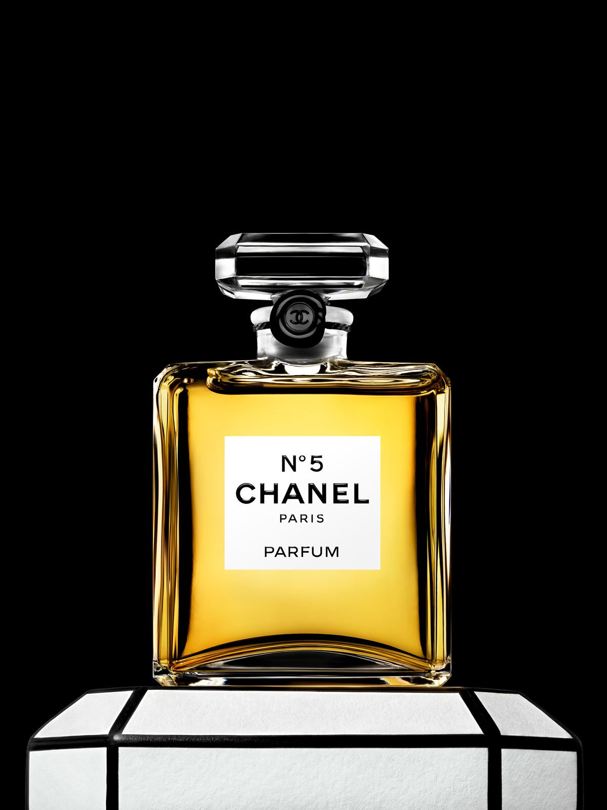 シャネル N°5 パルファム(カボション ボックス、カッター付き)30ml ¥80,960 ©CHANEL