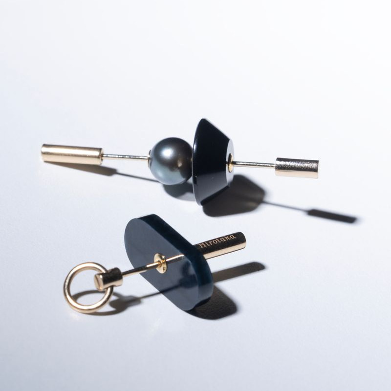 （上）アンスラサイト「スピア」 ショートピアス/タヒチパール＆オニキス ¥115,500　（下）アンスラサイト「スピア」 ドアノッカーピアスS/ブルータイガーアイ ¥86,900