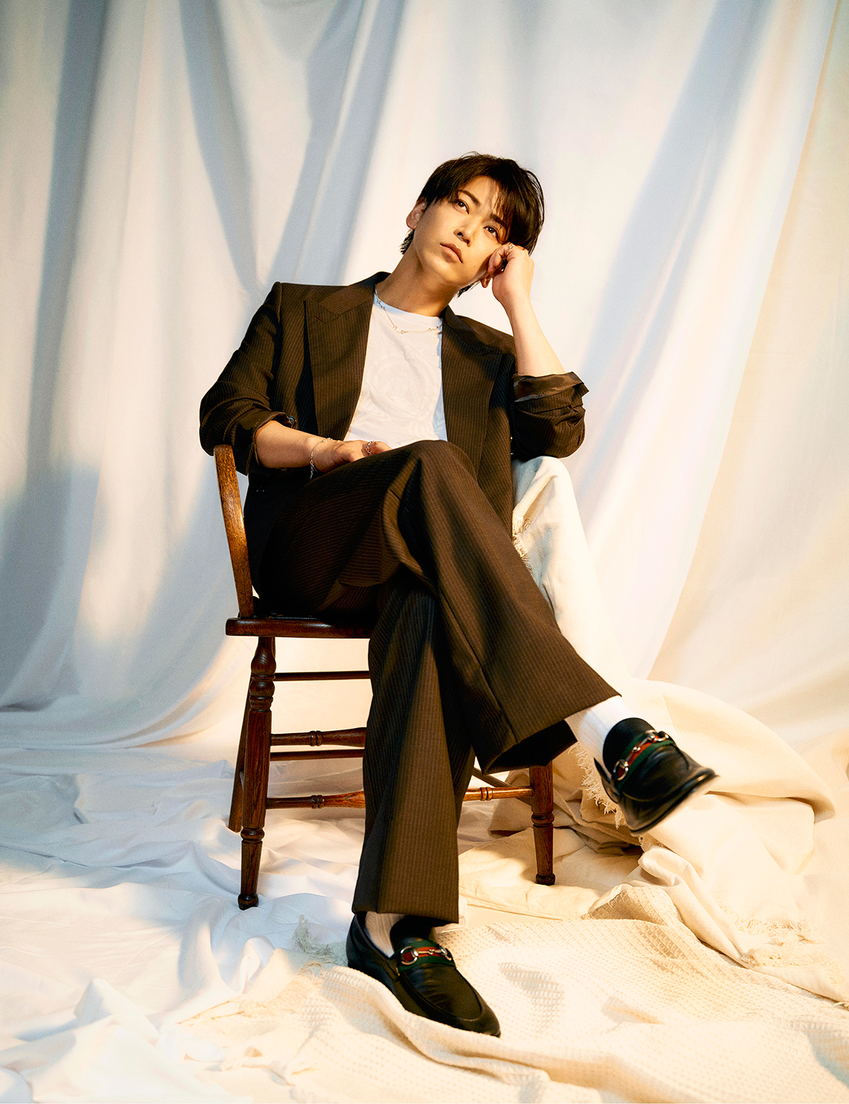 ジャケット¥561,000 パンツ¥190,300 Tシャツ¥95,700 シューズ¥152,900 ネックレス¥91,300 ブレスレット¥88,000 リング(右手中指)¥61,600 リング(左手小指)¥50,600/すべてGucci(グッチ クライアントサービス 0120-99-2177)