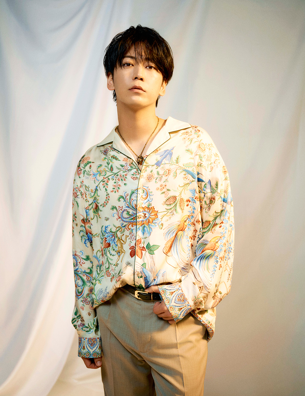 シャツ¥245,300 パンツ 参考商品 ネックレス¥121,000/すべてEtro(エトロ ジャパン 03-3406-2655)