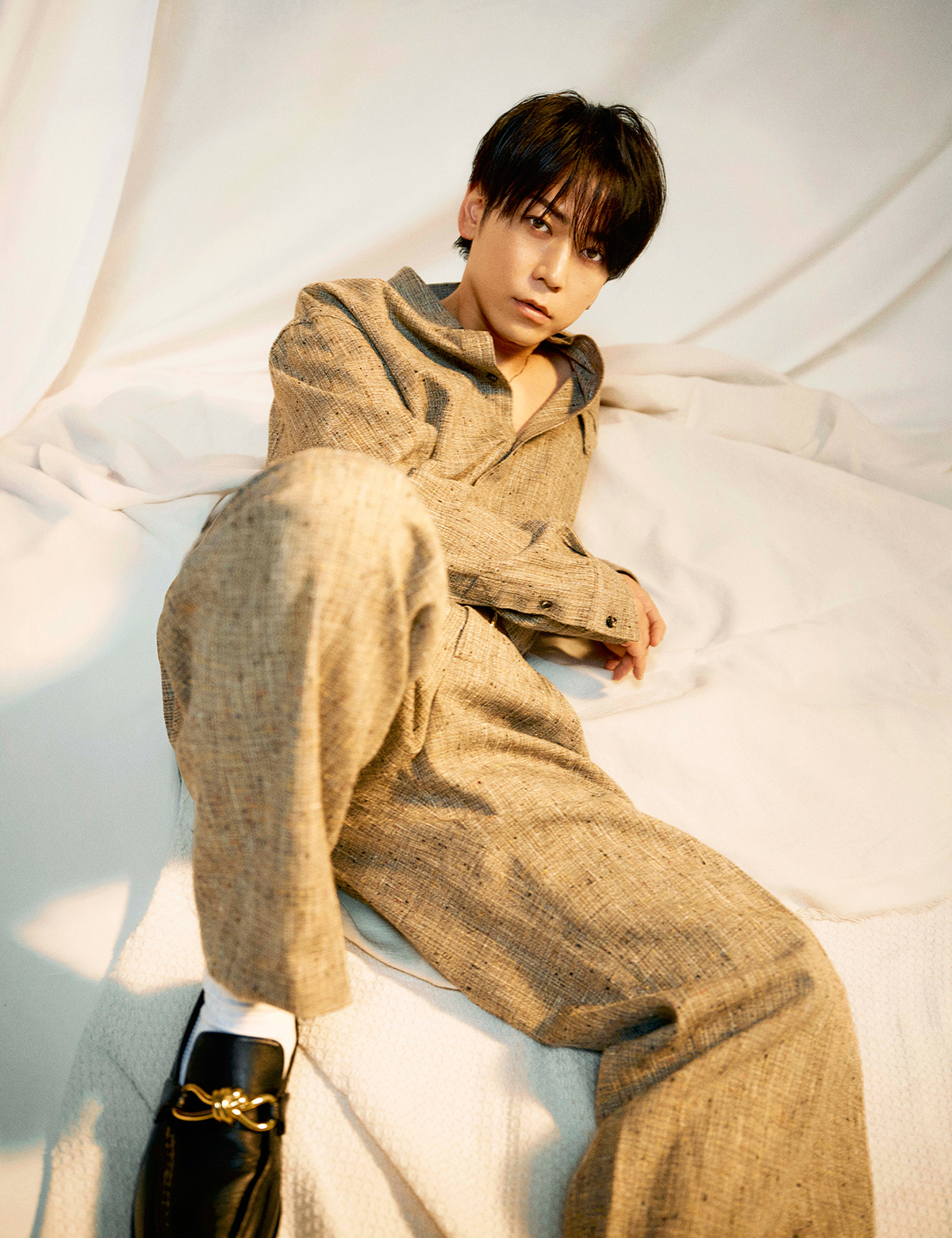 シャツ ¥239,800(参考価格) パンツ¥22,000(参考価格) ネックレス¥100,100 シューズ¥181,500/すべてBottega Veneta(ボッテガ・ヴェネタ ジャパン 03-6263-8732)