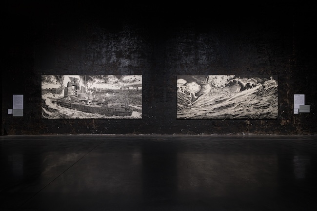風間サチコ 左:『風雲13号地』2005年 横浜美術館蔵
右:『噫!怒涛の閉塞艦』2012年 東京都現代美術館蔵
©︎Sachiko Kazama Courtesy of the artist and MUJIN-TO Production Photo by Ryo Narita