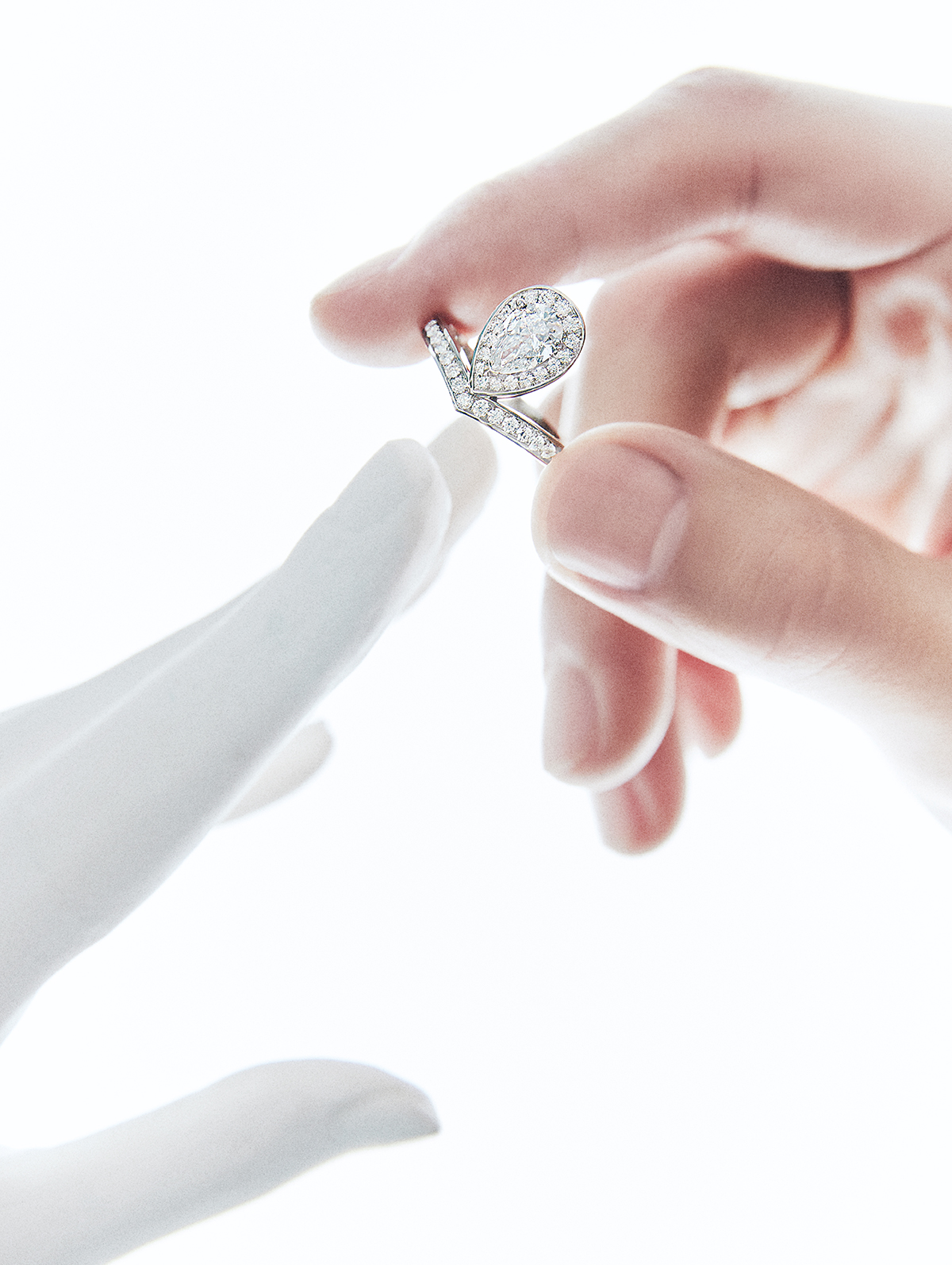 「ジョゼフィーヌ」 エグレット パヴェリング(PT×ダイヤモンド)¥3,300,000~/Chaumet(ショーメ)