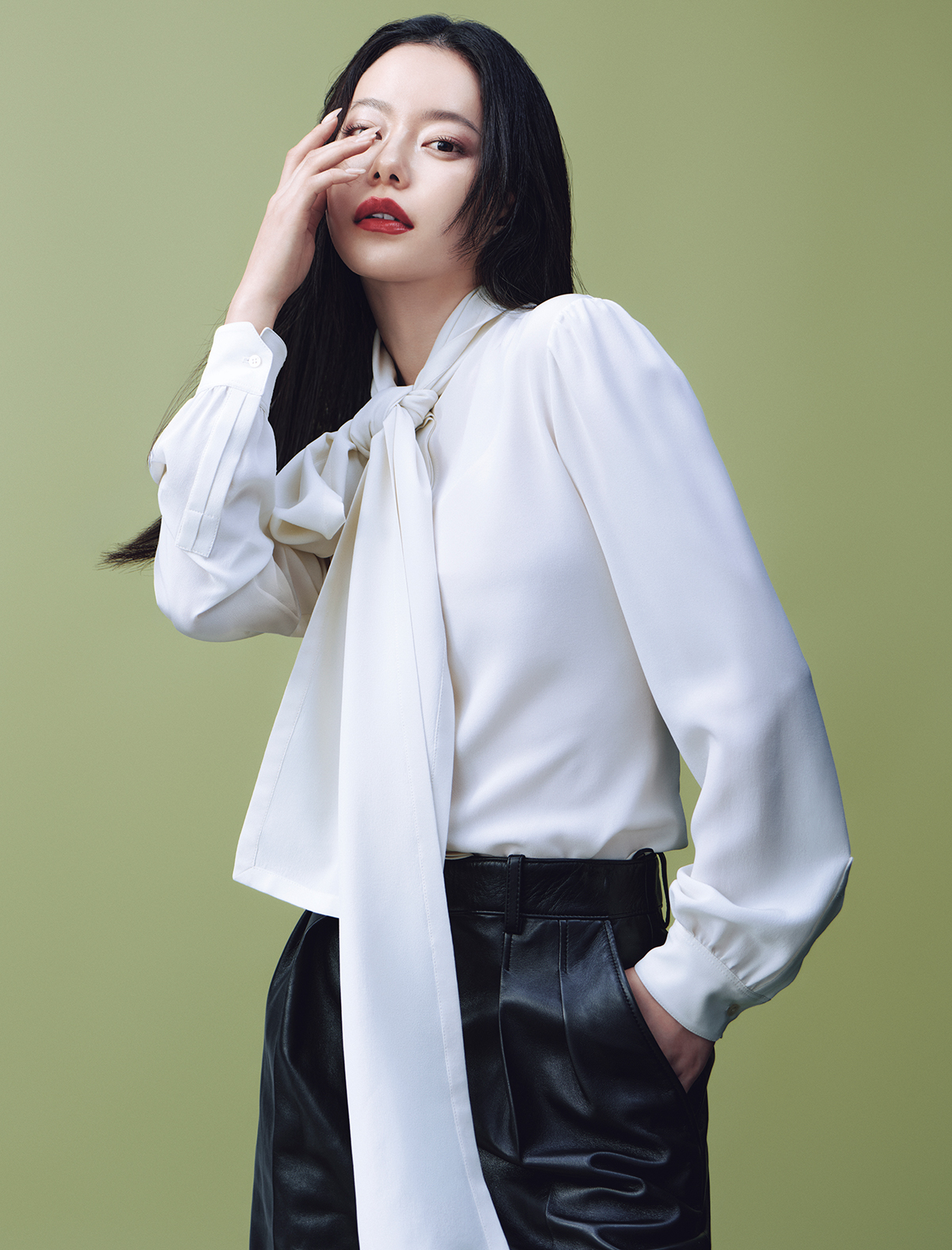 トップ￥408,100　パンツ￥874,500／ともにSaint Laurent by Anthony Vaccarello（サンローラン クライアントサービス）
