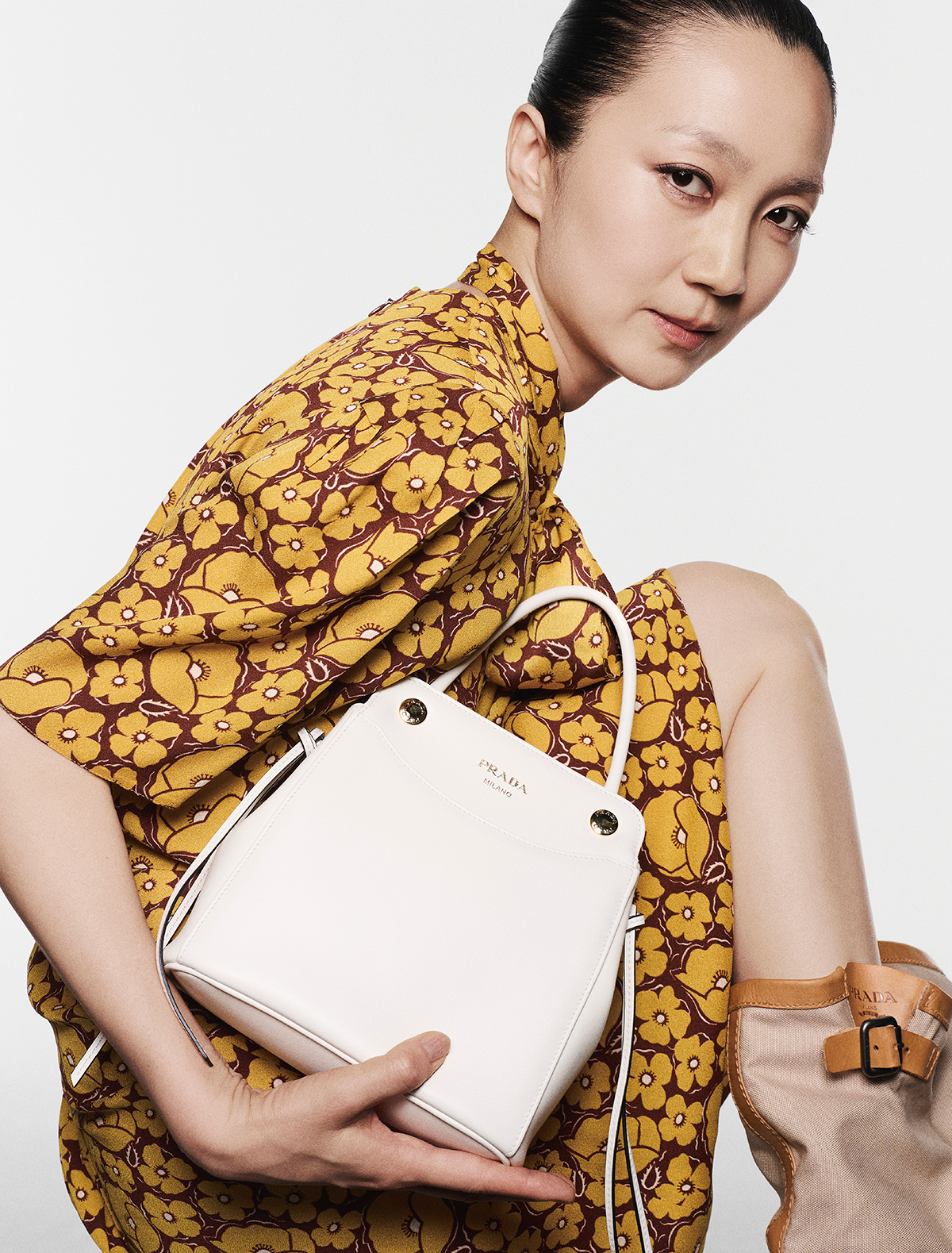 バッグ￥374,000　ドレス 参考商品　シューズ￥295,900（すべて予定価格）／Prada（プラダ クライアントサービス）