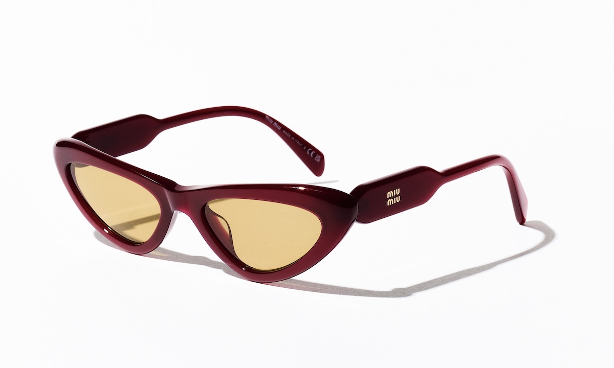 サングラス¥67,320/Miu Miu(ルックスオティカジャパン カスタマーサービス 0120-990-307)
