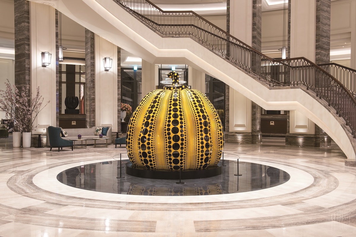 草間彌生の「Great Gigantic Pumpkin」。ホテルの各棟をつなぐ中心となるスペースに鎮座。広大な敷地を巡る際の待ち合わせスポットとしてもおなじみ。