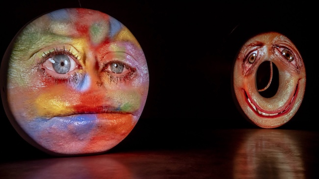 『カリカチュア』(2003-04年)「Tony Oursler: Black Box」高雄市立美術館(台湾、2021年)の展示風景より。 Courtesy:Tony Oursler Studio
