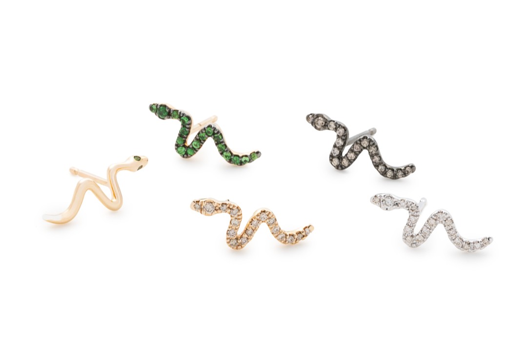 スネークノット(左から時計周り)グリーンガーネットアイ ピアス ¥55,000 グリーンガーネットピアス ブラックルテニウム ¥91,300 ダイヤモンドピアス ブラックルテニウム ¥91,300 ダイヤモンドピアス ホワイトロジウム ¥1,300 ダイヤモンド ピアス ¥88,000