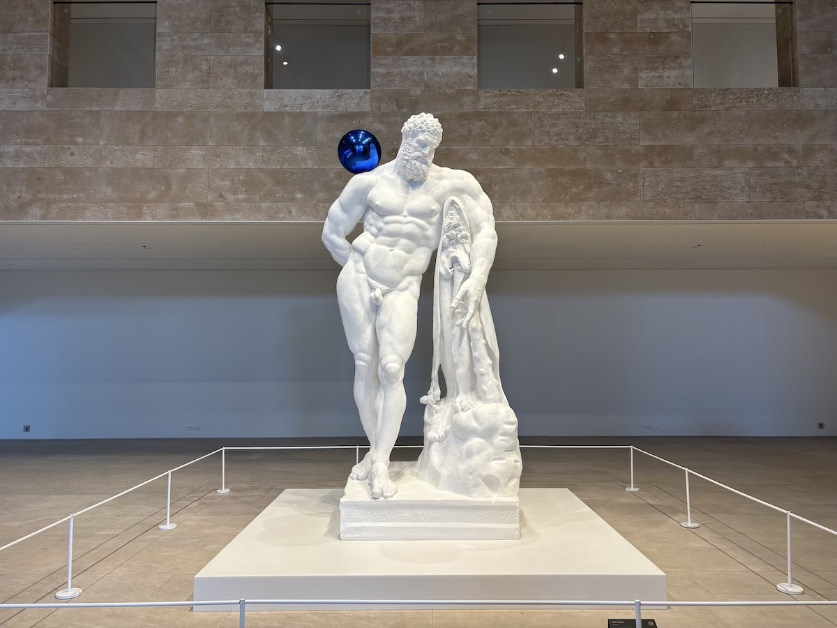 ジェフ・クーンズの「Gazing Ball」。肩には、アイコンでもあるバルーン作品を思わせるブルーのガラス球が輝きます。