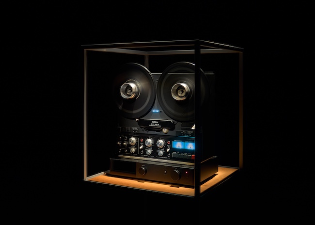 「Ryuichi Sakamoto & Tin Drum | KAGAMI+」VS.、2026年 Ryuichi Sakamoto: Musics - open reel listening room ©2026 Tin Drum / KAB Inc. / commmons / VS. / WOWOW 撮影:浅野豪