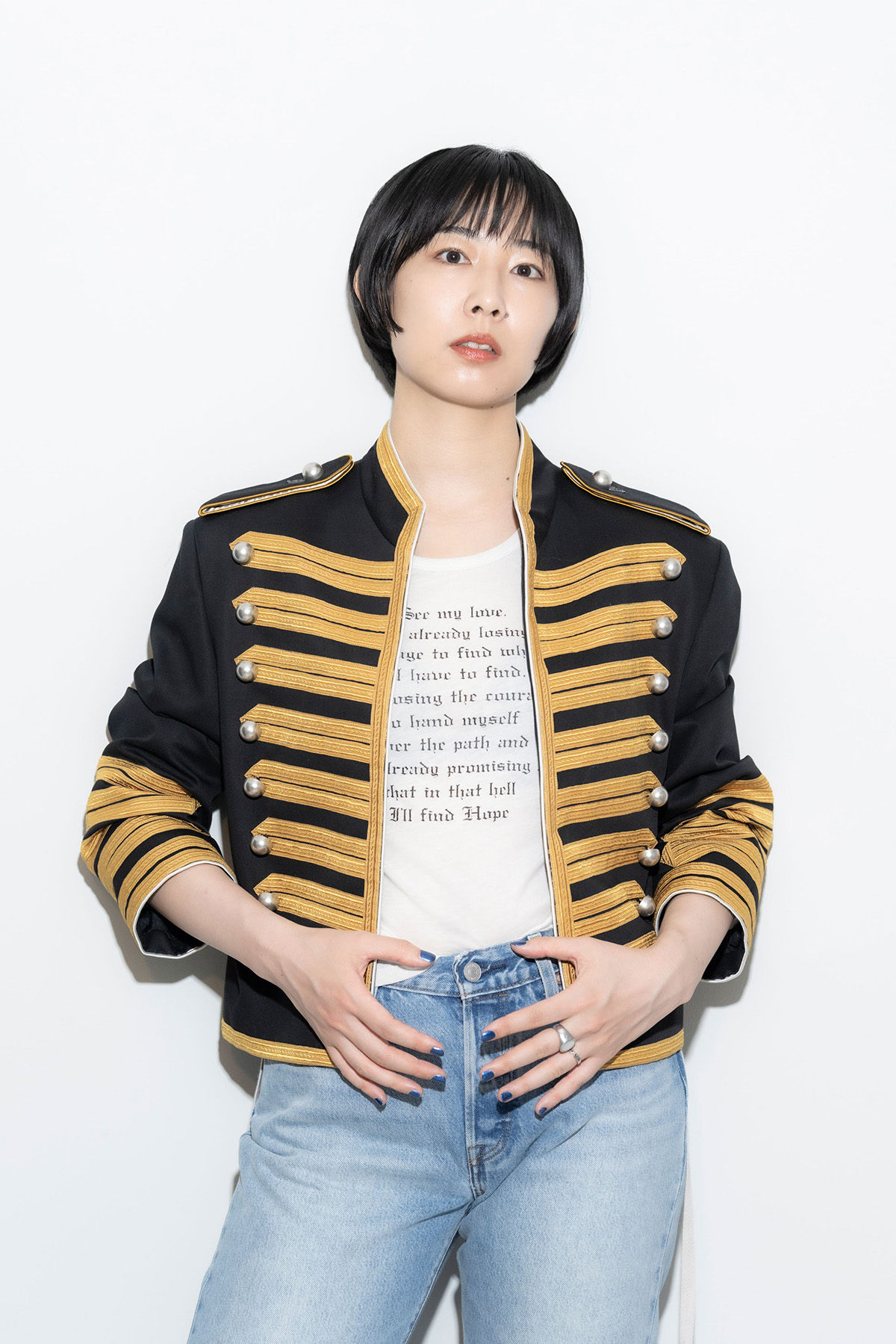 ジャケット¥391,600 ロングスリーブのTシャツ¥67,100/ともにAnn Demeulemeester(エム 03-6721-0406)ジーンズ¥18,700/Levi’s®(リーバイ・ストラウス ジャパン 0120-099-501)