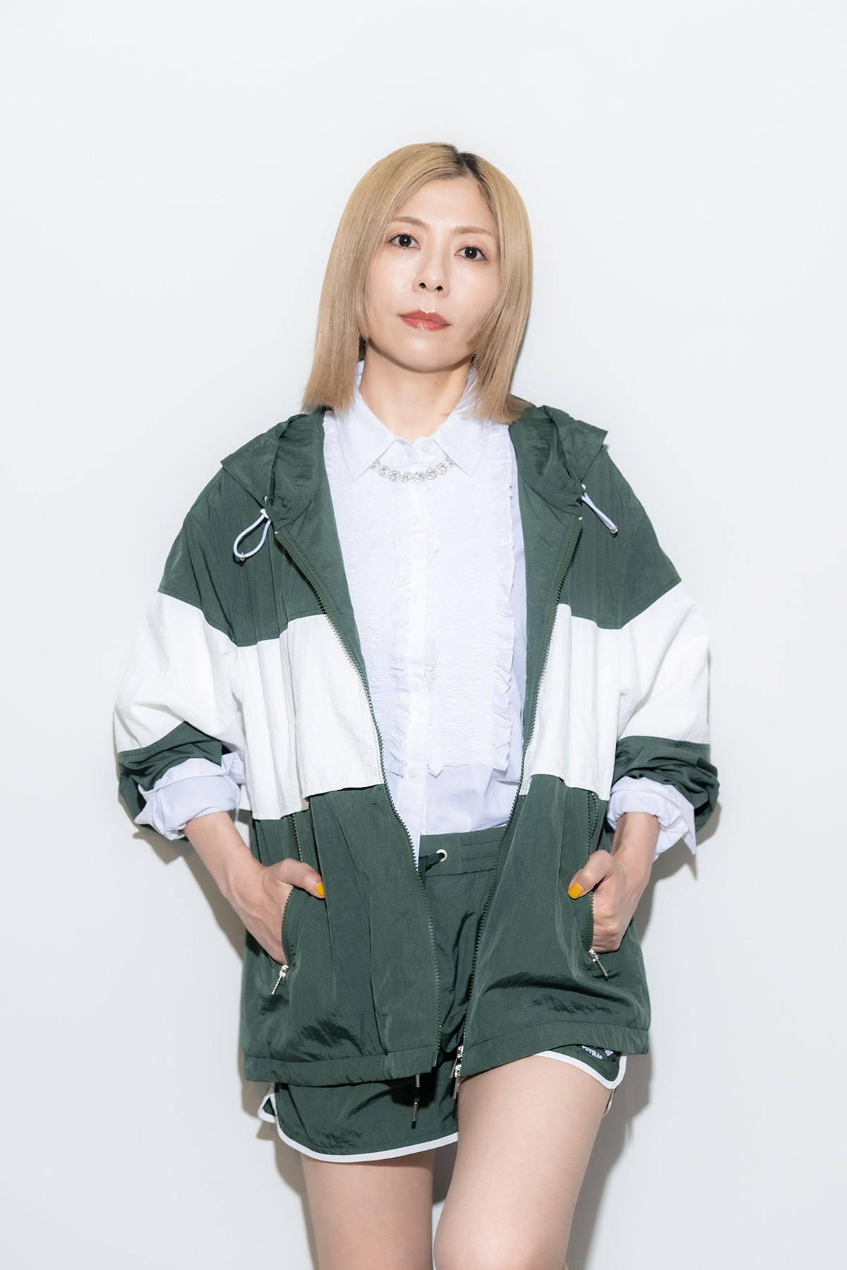 ジャケット¥83,600 ショートパンツ¥34,100/ともにTatras(タトラス カスタマーセンター 03-6277-1766)シャツ¥9,900/Levi’s®(リーバイ・ストラウス ジャパン 0120-099-501)ネックレス¥59,400/Swarovski jewelry(スワロフスキー・ジャパン 0120-10-8700)