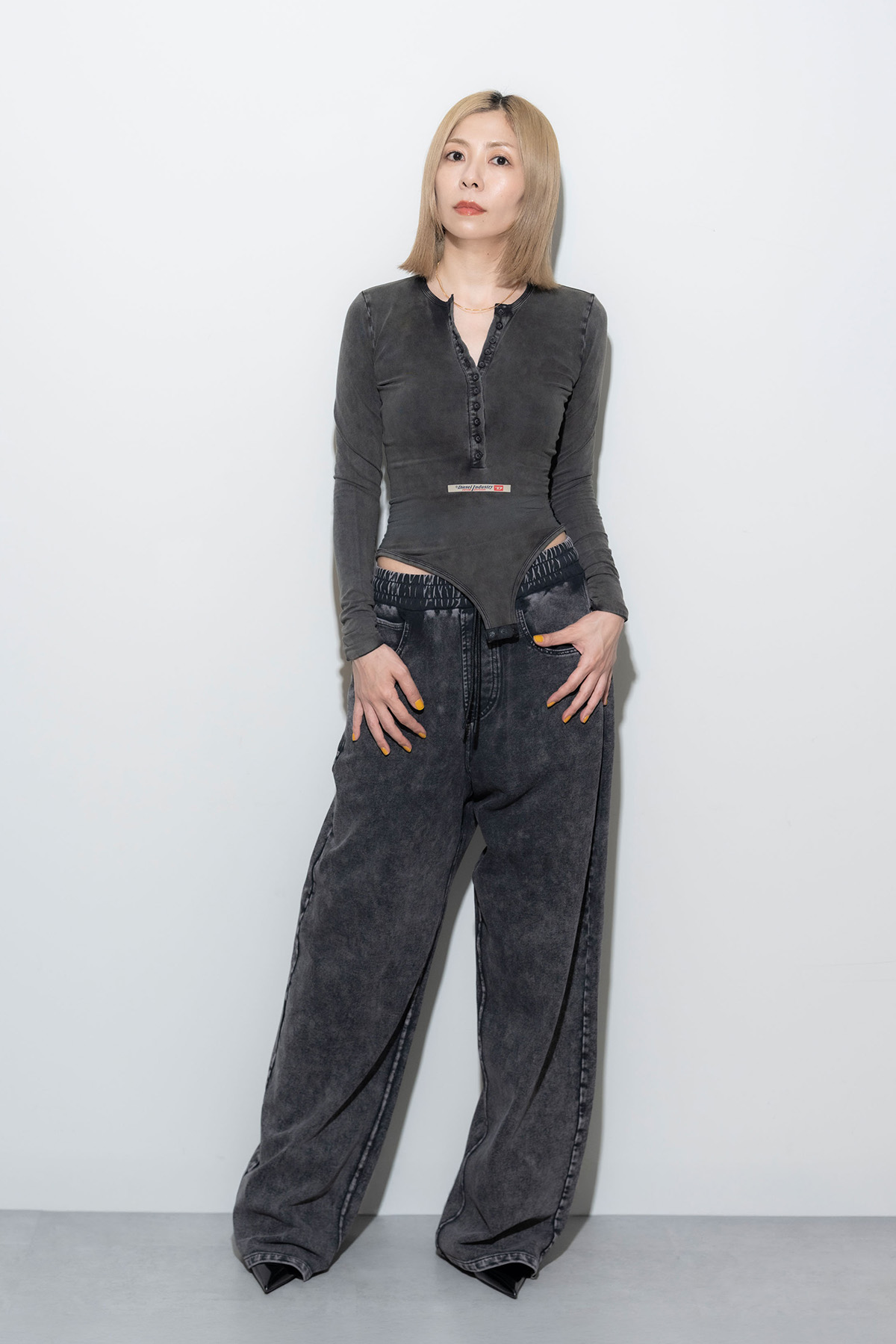 ボディスーツ¥25,300 パンツ ¥49,500/ともにDiesel(ディーゼル 0120-55-1978)シューズ/スタイリスト私物