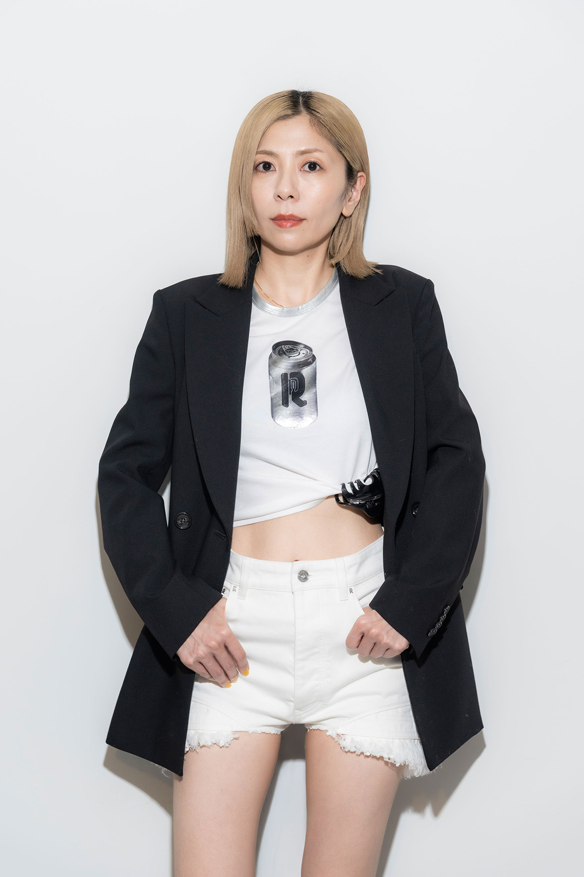 ジャケット¥74,800/Barneys New York(バーニーズ ニューヨーク 050-3615-3600) Tシャツ¥99,600 デニムのショートパンツ¥124,950/ともにRabanne(エドストローム オフィス 03-6427-5901)ヘアクリップ¥6,380/Diesel(ディーゼル 0120-55-1978)