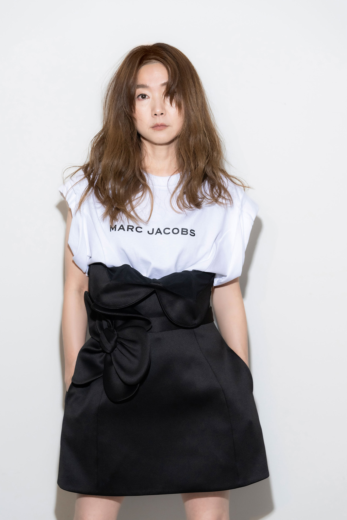 Tシャツ¥36,300 ドレス¥110,000/ともにMarc Jacobs(マーク ジェイコブス カスタマーセンター 03-4335-1711)