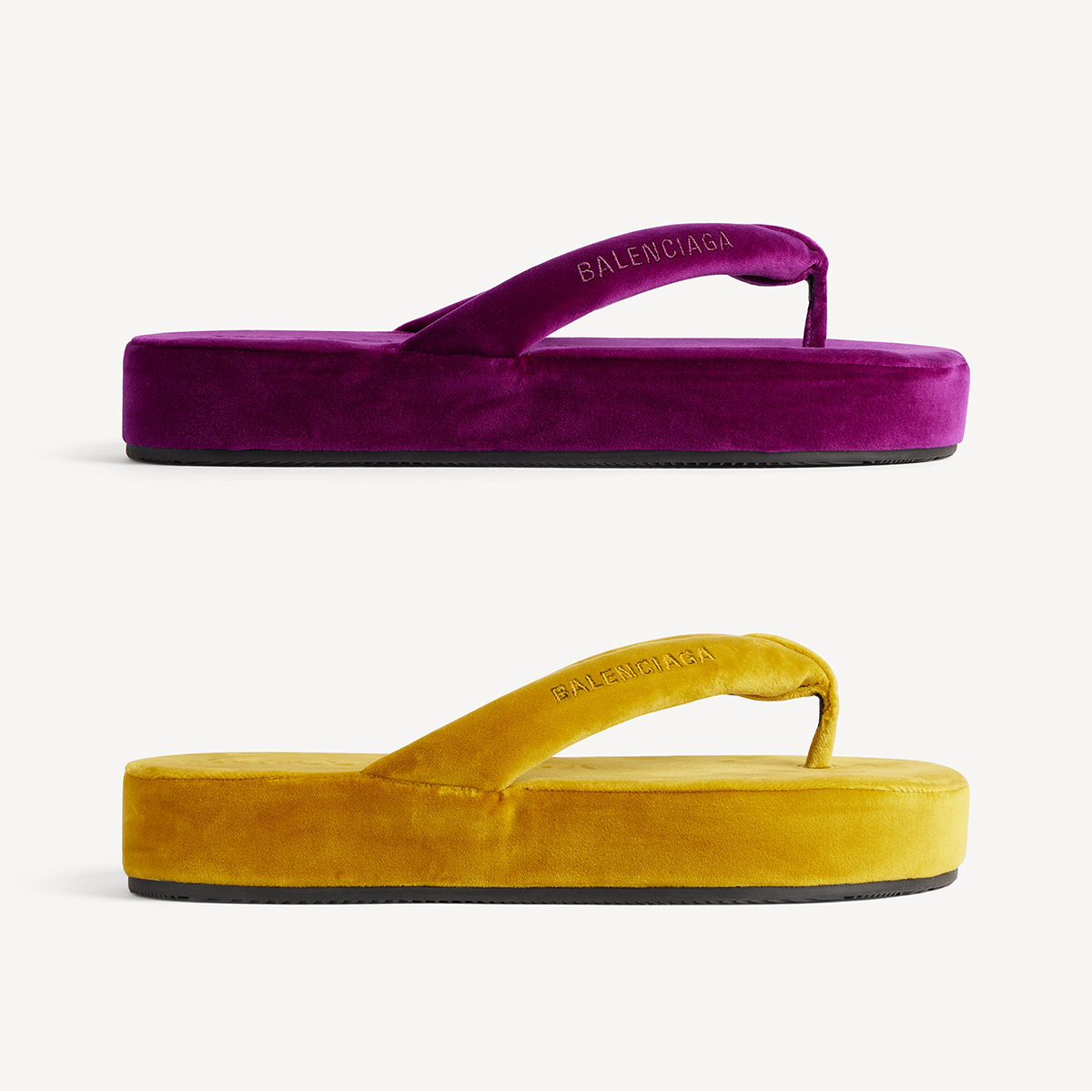 各￥140,800（予定価格）／ともにBalenciaga（バレンシアガ クライアントサービス 0120-992-136）