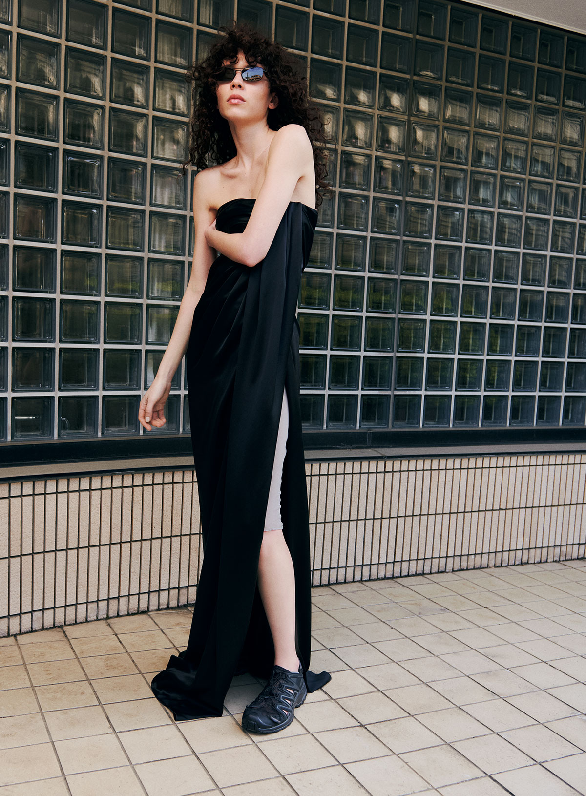 ドレス¥1,276,000/Saint Laurent by Anthony Vaccarello(サンローラン クライアントサービス) ペダルパンツ¥23,100/Simone Wild(フィルグ ショールーム) シューズ¥22,000/Salomon(サロモン コールセンター) サングラス¥52,030/Byredo(バイレード ジャパン)
