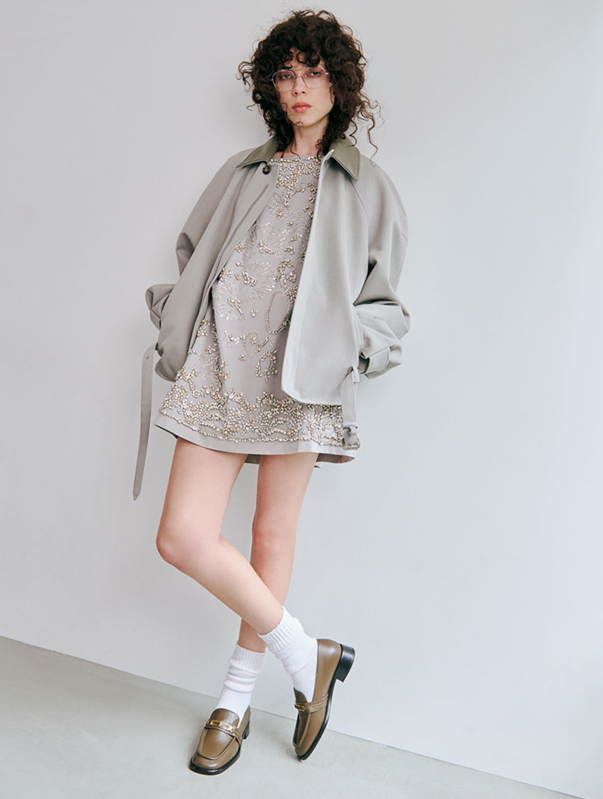 ブルゾン¥699,600（メンズ）／Bottega Veneta（ボッテガ・ヴェネタ ジャパン）　ドレス¥810,700／Dries Van Noten（ドリス ヴァン ノッテン）　メガネ¥83,600／Ahlem（エドストローム オフィス）　シューズ¥139,700／Sergio Rossi（セルジオ ロッシ ジャパン カスタマーサービス）　ソックス／スタイリスト私物